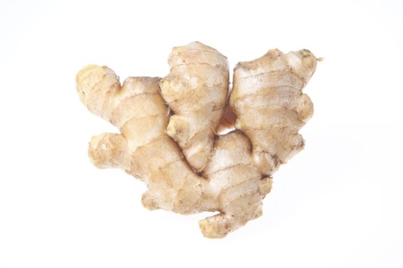 Ingwer Ingwerknollen in unregelmäßiger Form, beige bis hellbraun, auf hellem Hintergrund.